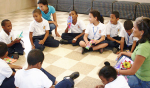 Niños participando en un círculo de diálogo con la Fundación Amaneceres en Ciudad de Panamá, Panamá.